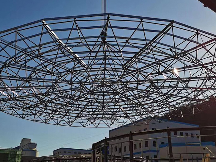 鹤岗螺栓球网架工程施工现场